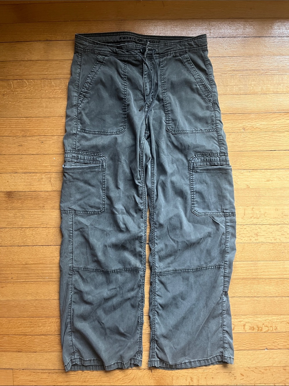 American Eagle women’s Cargo Pants, dark
Olive, M